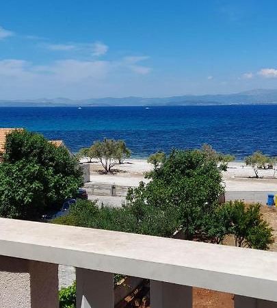 Apartments Zvonimir,Place By The Sea Mirce 外观 照片