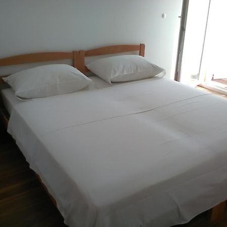 Apartments Zvonimir,Place By The Sea Mirce 外观 照片