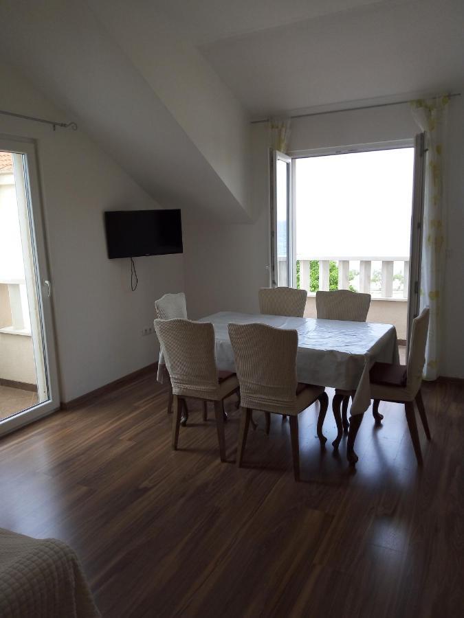 Apartments Zvonimir,Place By The Sea Mirce 外观 照片