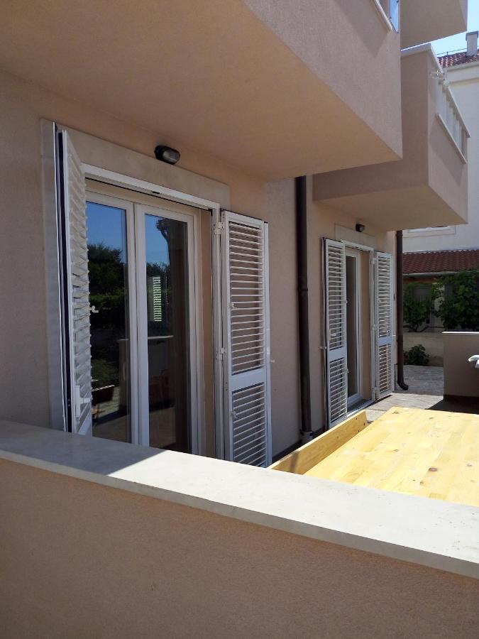 Apartments Zvonimir,Place By The Sea Mirce 外观 照片