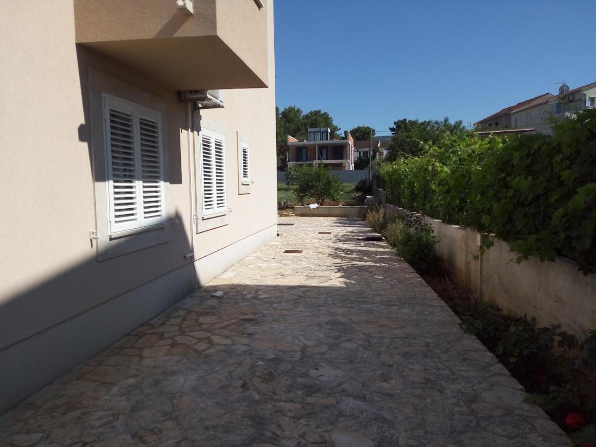 Apartments Zvonimir,Place By The Sea Mirce 外观 照片
