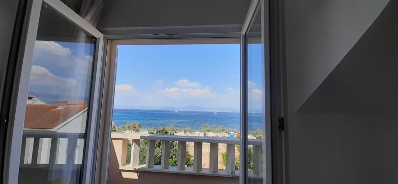 Apartments Zvonimir,Place By The Sea Mirce 外观 照片
