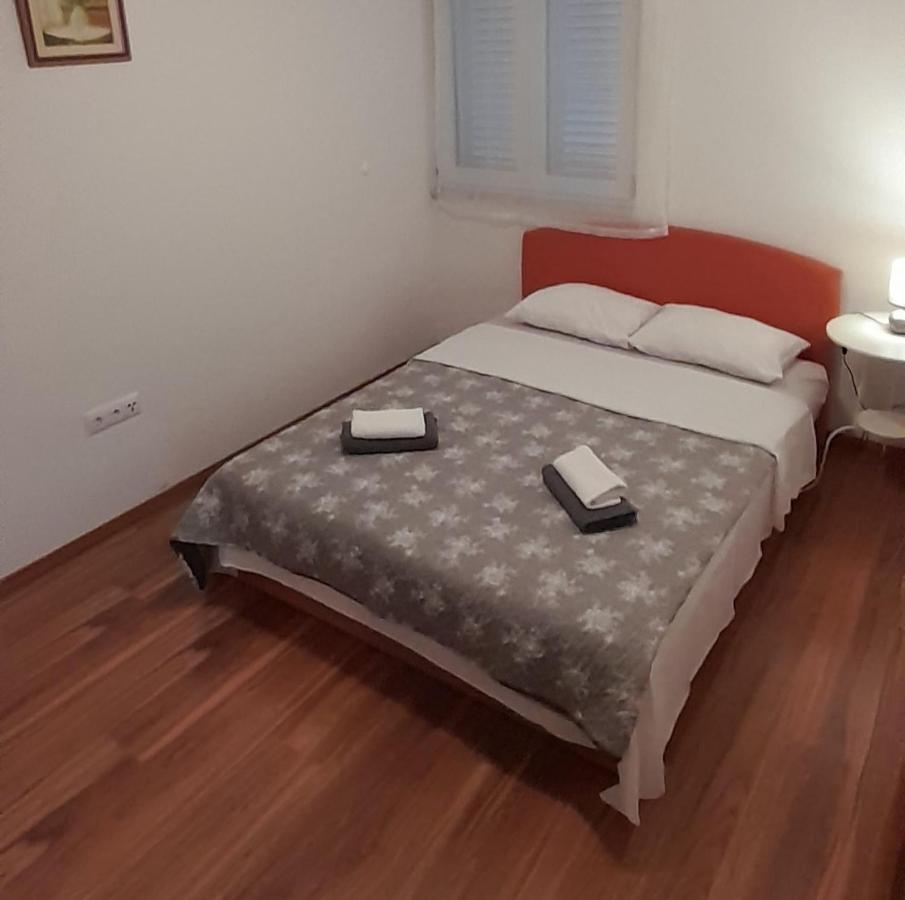 Apartments Zvonimir,Place By The Sea Mirce 外观 照片