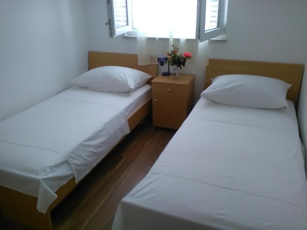Apartments Zvonimir,Place By The Sea Mirce 外观 照片