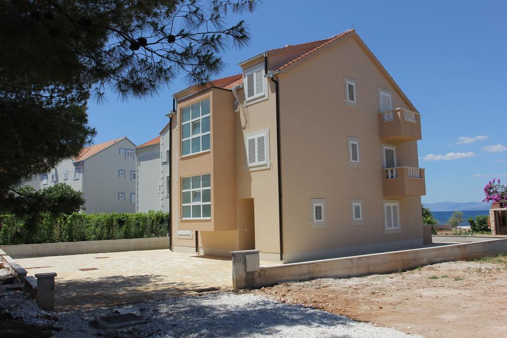 Apartments Zvonimir,Place By The Sea Mirce 外观 照片