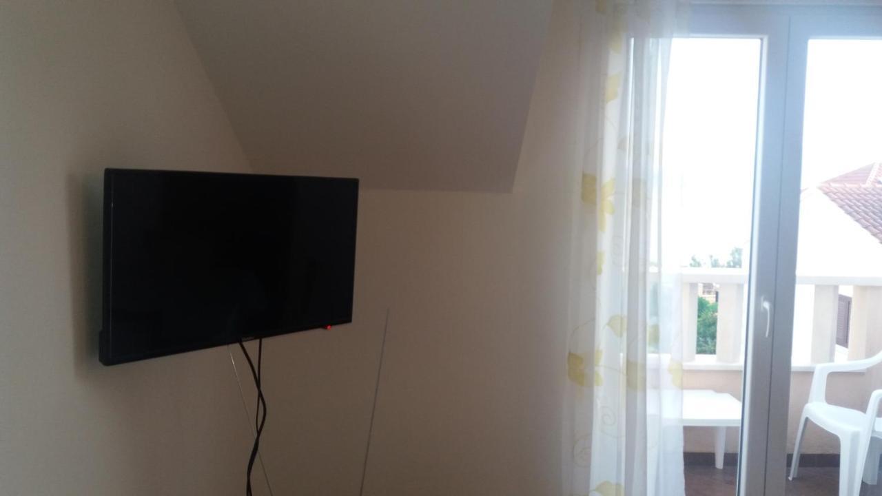 Apartments Zvonimir,Place By The Sea Mirce 外观 照片
