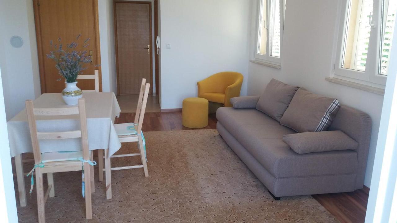 Apartments Zvonimir,Place By The Sea Mirce 外观 照片