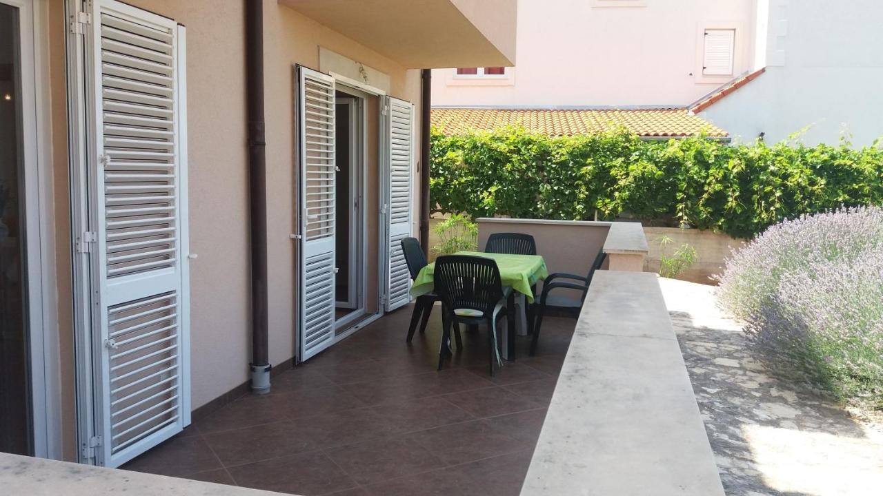 Apartments Zvonimir,Place By The Sea Mirce 外观 照片