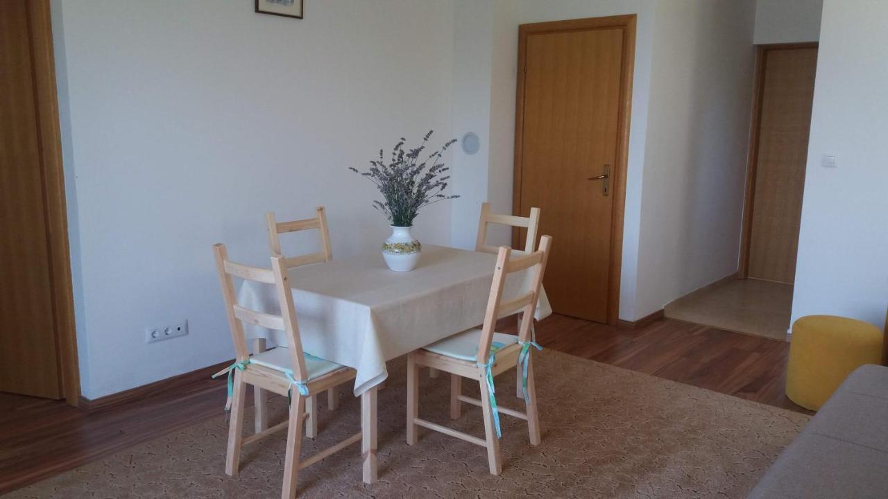 Apartments Zvonimir,Place By The Sea Mirce 外观 照片