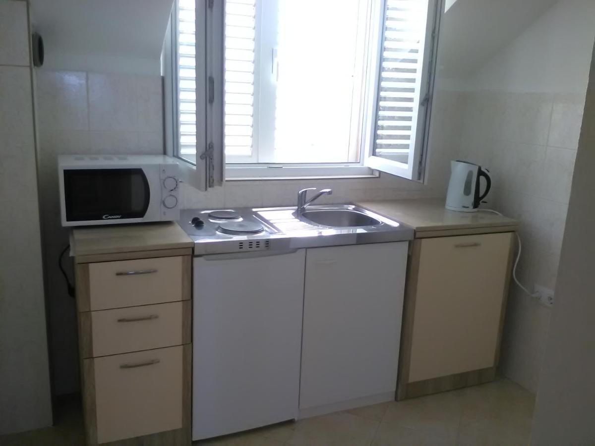 Apartments Zvonimir,Place By The Sea Mirce 外观 照片