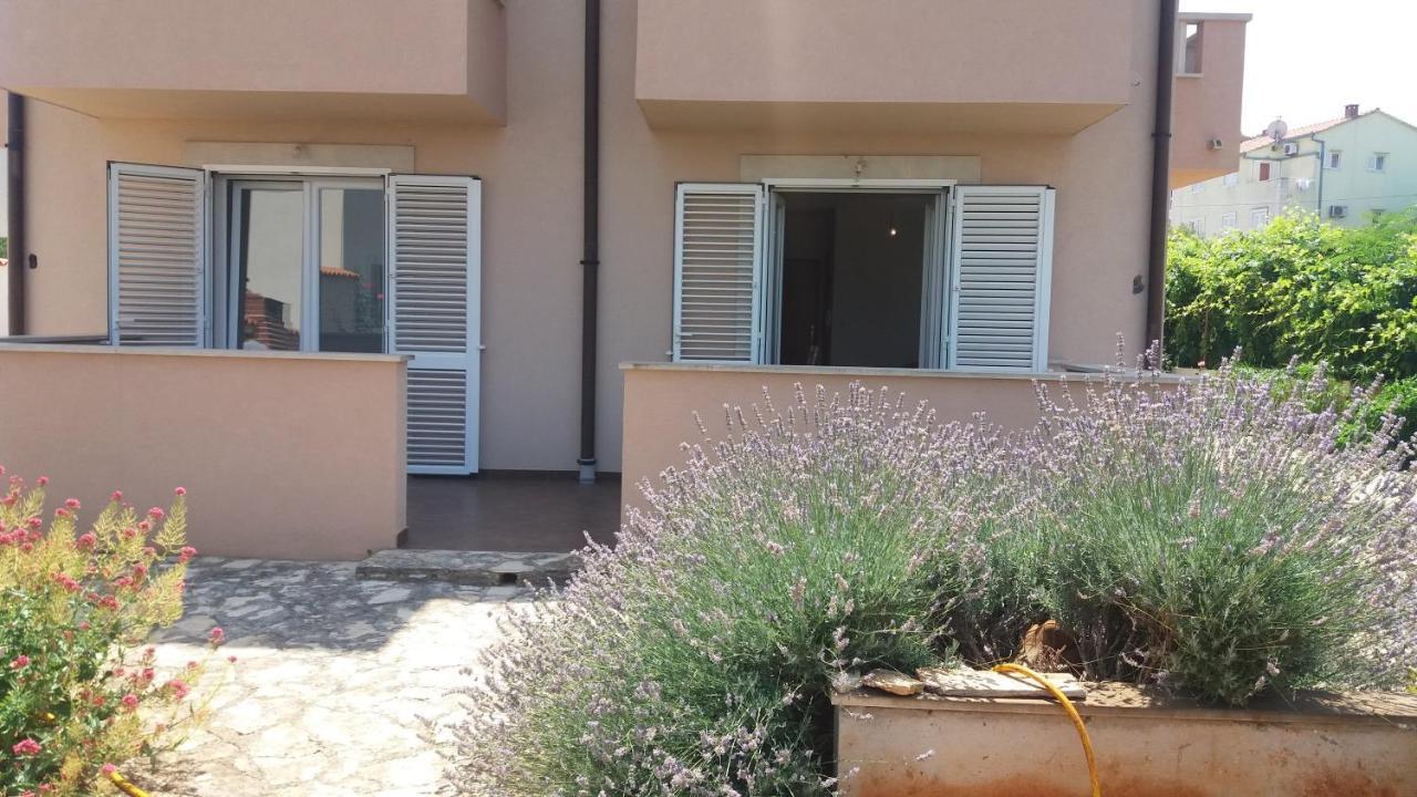 Apartments Zvonimir,Place By The Sea Mirce 外观 照片